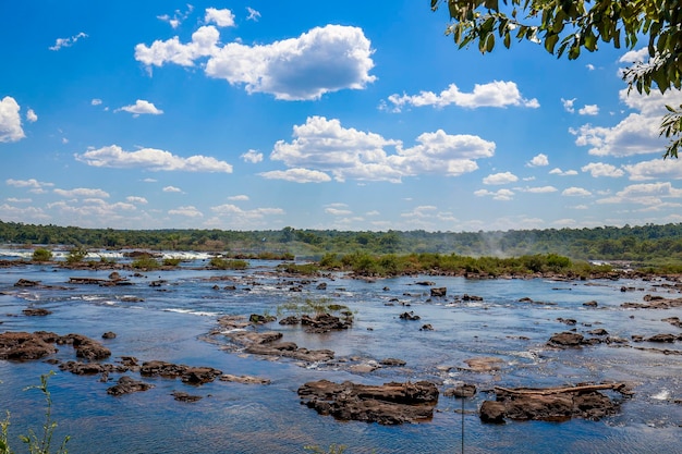 Uitzicht op de grens van de Iguacu-rivier tussen Brazilië en Argentinië boven de Iguacu-watervallen