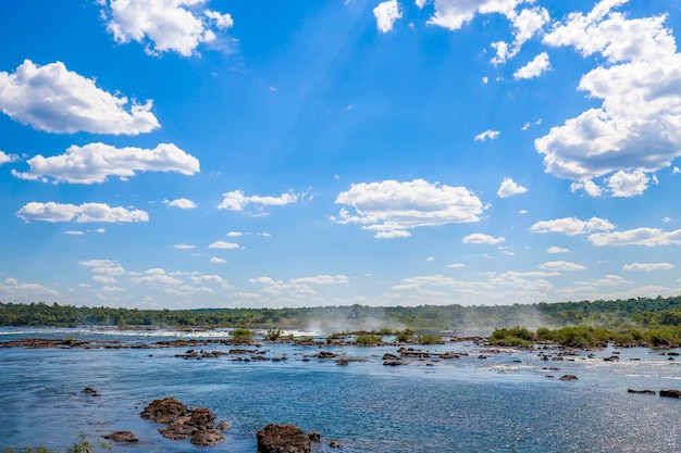 Uitzicht op de grens van de Iguacu-rivier tussen Brazilië en Argentinië boven de Iguacu-watervallen