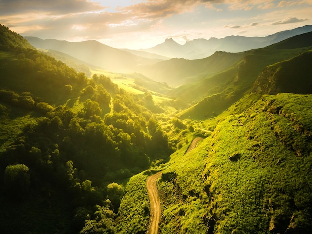 Uitzicht op de groene bergen en heuvels bij zonsondergang Aktoprak Pass in Noord-Kaukasus Rusland