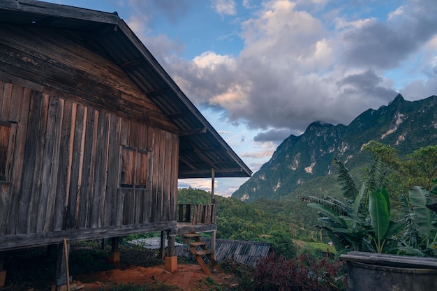 Uitzicht op de groene bergen in Chiang Dao