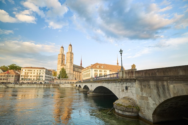 Foto uitzicht op de grossmunster-kerk in zürich, zwitserland