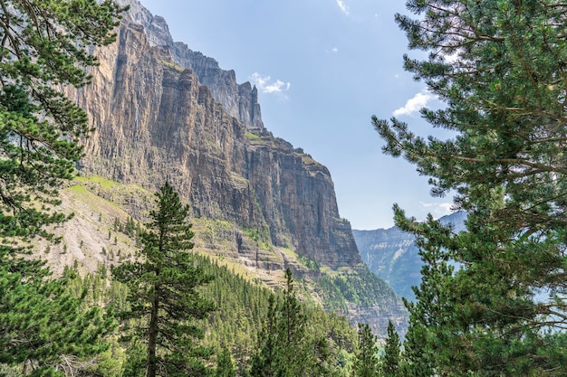 Foto uitzicht op de grote kliffen in het nationaal park ordesa en monte perdido