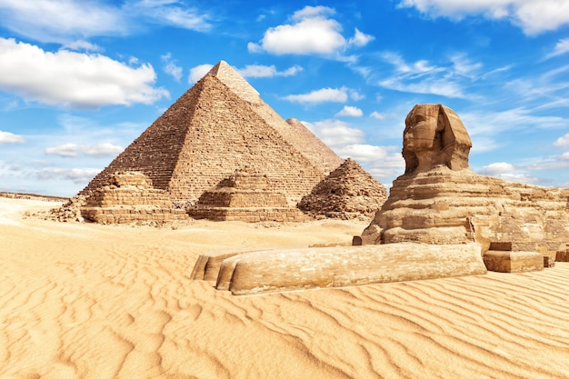 Uitzicht op de Grote Sfinx en de piramides in Gizeh