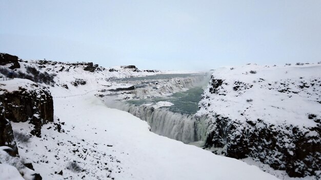 Uitzicht op de gullfoss-waterval in de kloof van de hvita-rivier tijdens de wintersneeuw in ijsland