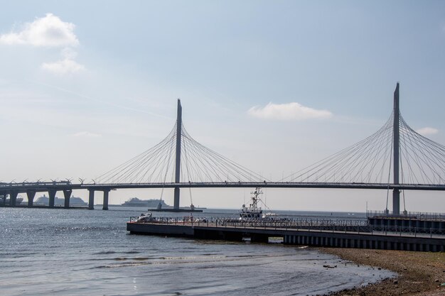 Uitzicht op de hangbrug tegen een bewolkte lucht