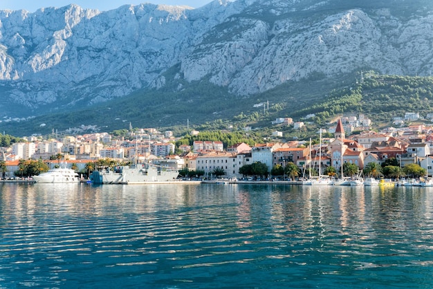 Uitzicht op de haven en de mediterrane stad Makarska, Kroatië.