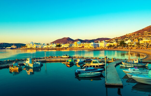 Uitzicht op de haven en het eiland Paros tijdens zonsondergang