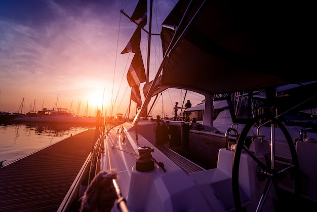 Uitzicht op de haven met jachten details. Mooie zonsonderganghemel in de jachthavenbaai.