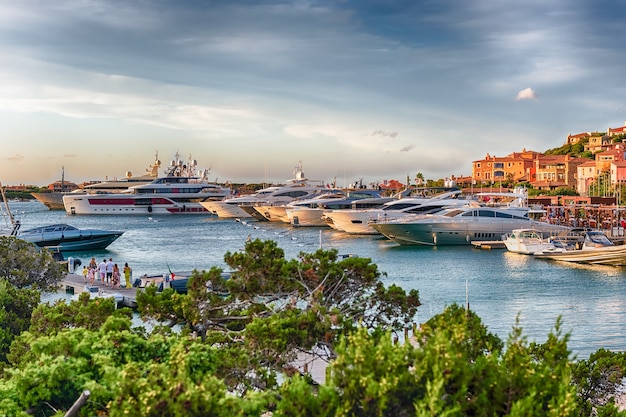 Uitzicht op de haven met luxe jachten van Porto Cervo, Sardinië, Italië. De stad is een wereldberoemd resort en een luxe jachtmagneet en een speeltuin voor miljardairs