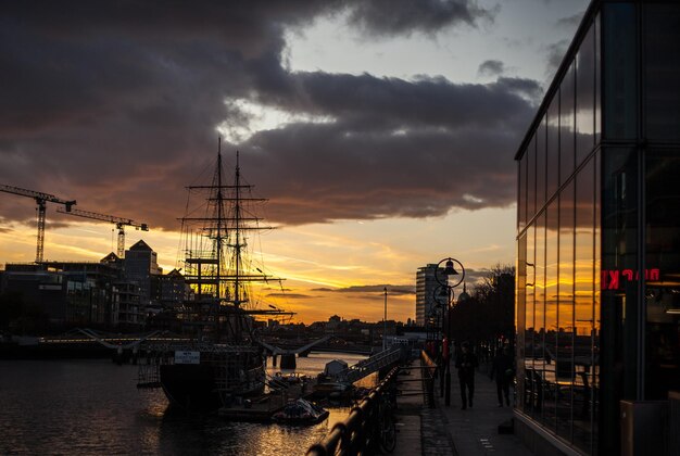 Foto uitzicht op de haven tegen een bewolkte hemel tijdens de zonsondergang