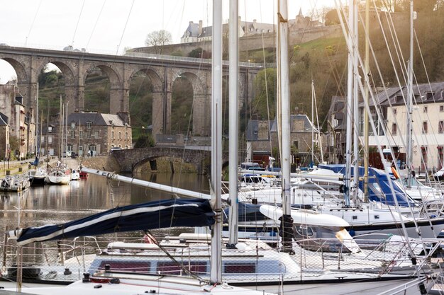 Uitzicht op de haven van de beroemde stad Dinan