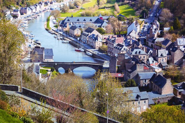 Uitzicht op de haven van de beroemde stad Dinan