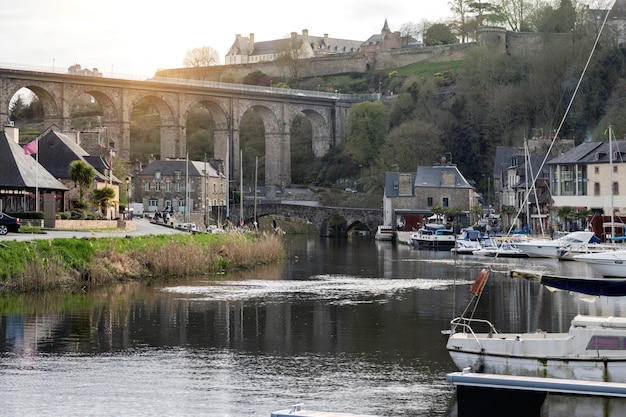 Uitzicht op de haven van de beroemde stad Dinan