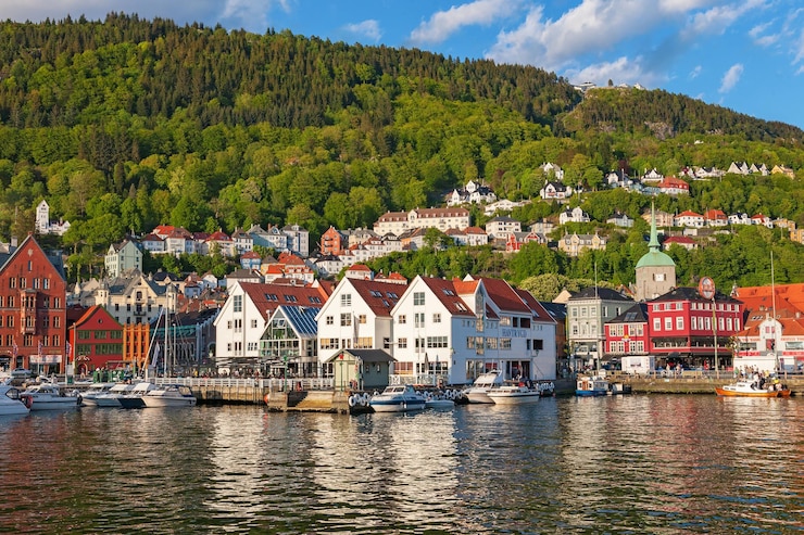 Foto uitzicht op de haven van de stad bergen met de berg in noorwegen