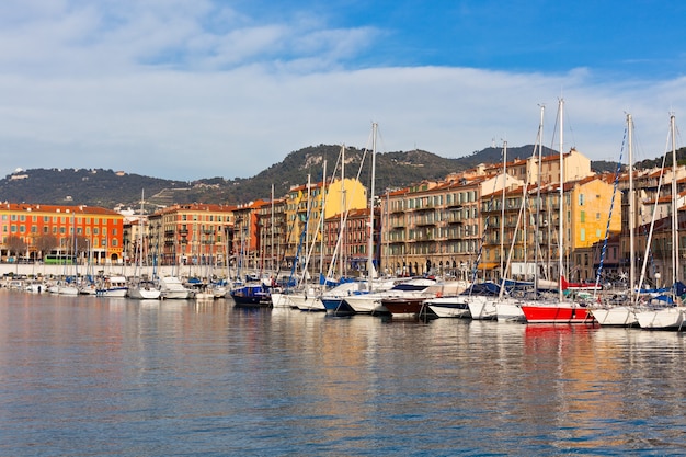 Uitzicht op de haven van Nice en luxe jachten, Franse Rivièra, Frankrijk