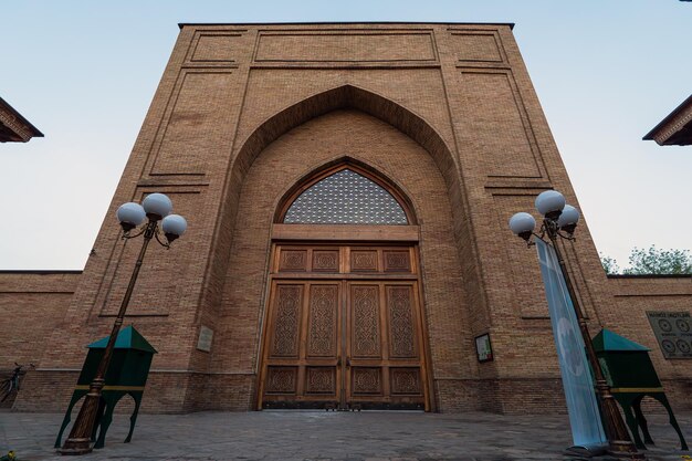 Uitzicht op de Hazrati Imam-moskee en het Muyi Muborak Madrasah Moyie Mubarek-bibliotheekmuseum in Tasjkent, Oezbekistan Het architecturale complex Hazrati Imam is een populaire toeristische attractie van Centraal-Azië