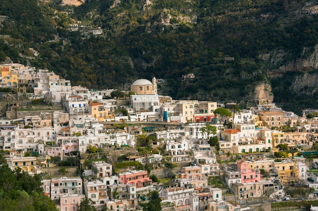 Uitzicht op de hele oude stad van Positano en de gekleurde huizen vanaf de top. Amalfikust Italië