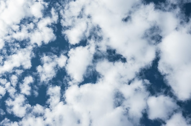 uitzicht op de hemel met veel witte wolken op de diepblauwe hemel