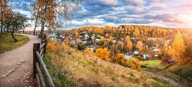 Uitzicht op de herfststad Plyos en de berg Levitan vanaf de kathedraalbergen in de avond