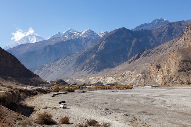 Uitzicht op de Himalaya en de stad Jomsom.