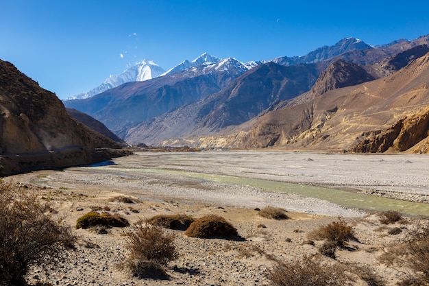 Uitzicht op de Himalaya en het dorp Jomsom