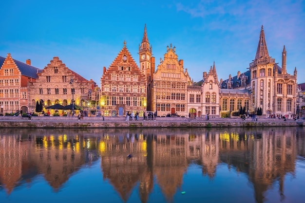 Uitzicht op de historische binnenstad van Gent stadsgezicht van België bij schemering