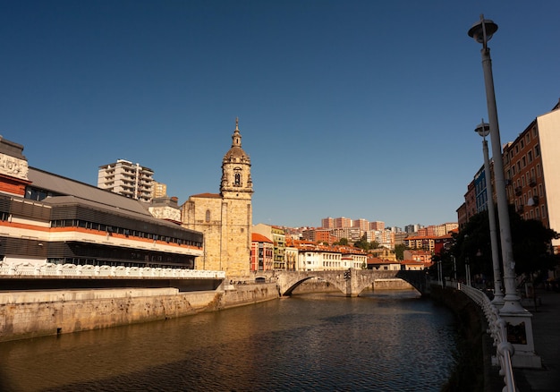 Uitzicht op de historische La Ribera-markt in de Nervion-rivier Bilbao