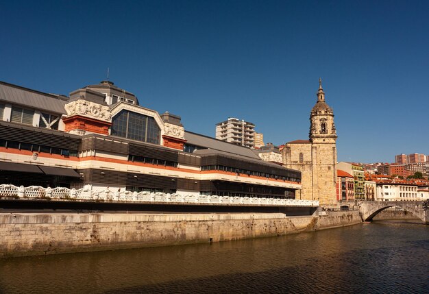 Uitzicht op de historische la ribera-markt in de nervion-rivier bilbao