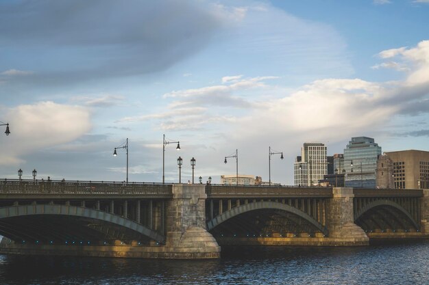 Uitzicht op de historische Longfellow brug over de Charles River die Boston Beacon Hill met Cambridge verbindt