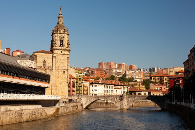 Uitzicht op de historische markt La Ribera en de San Anton-kerk in de rivier de Nervion