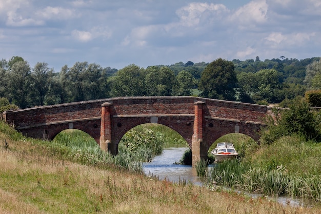 Uitzicht op de historische verkeersbrug bij Bodiam in East Sussex