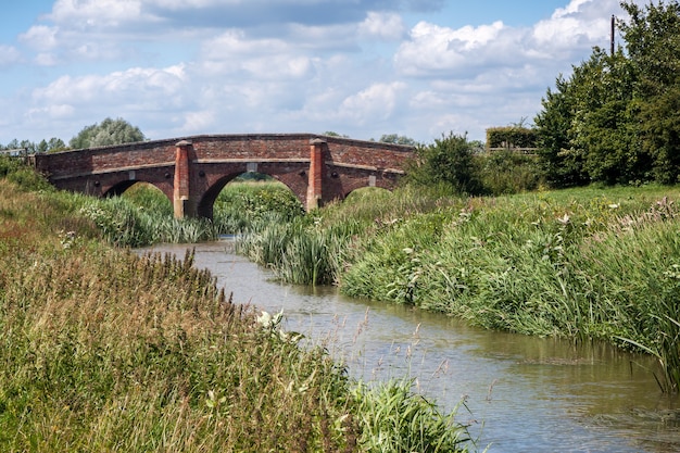 Uitzicht op de historische verkeersbrug bij Bodiam in East Sussex