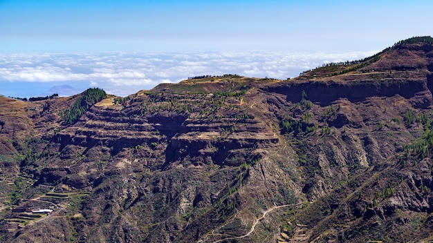 Uitzicht op de hoge bergen van het Canarische eiland Gran Canaria met de wolken eronder aan de horizon. Spanje.