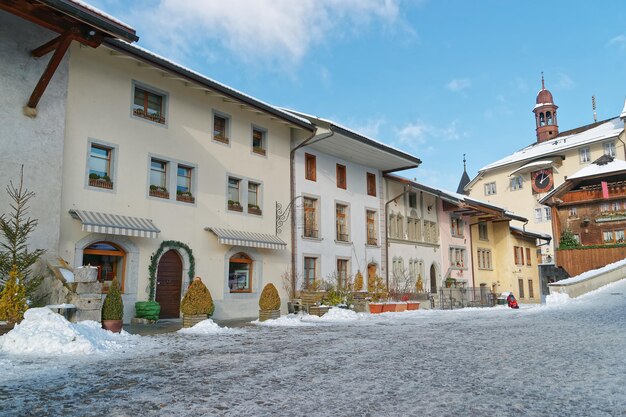 Uitzicht op de hoofdstraat in de Zwitserse stad Gruyeres (Zwitserland) bedekt met sneeuw. Gruyère is een belangrijke toeristische bestemming en dankt zijn naam aan de bekende Gruyère-kaas