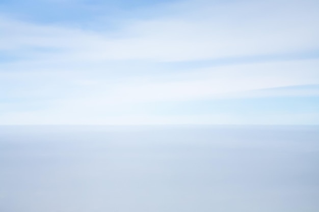 Uitzicht op de horizonlijn tussen blauwe lucht en zee