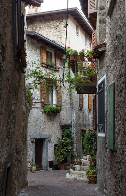 Uitzicht op de huizen en straten in een klein stadje Tremosine. Italië.