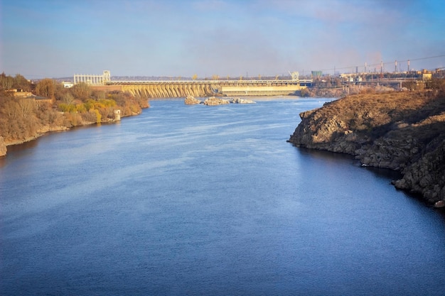 Uitzicht op de hydro-elektrische dam over de rivier de Dnjepr op een zonnige dag in de herfst. Zaporozhye-stad, Oekraïne. Lokale bezienswaardigheid