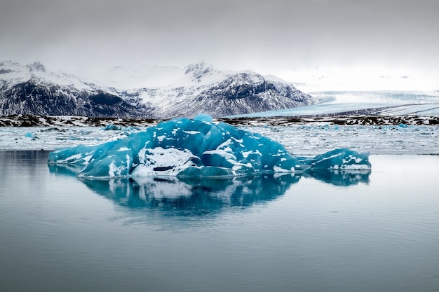 Uitzicht op de ijslagune van jokulsarlon