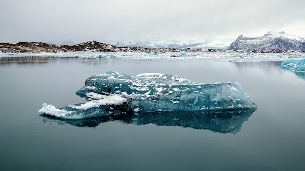 Uitzicht op de ijslagune van Jokulsarlon