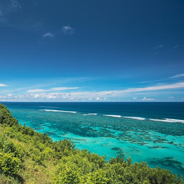 Uitzicht op de Indische Oceaan op een zonnige dag