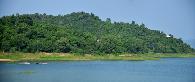 Uitzicht op de kaeng krachan-dam