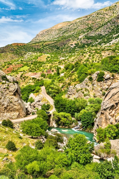 Uitzicht op de Kahta-stroom in het zuidoosten van het Taurusgebergte, Turkije