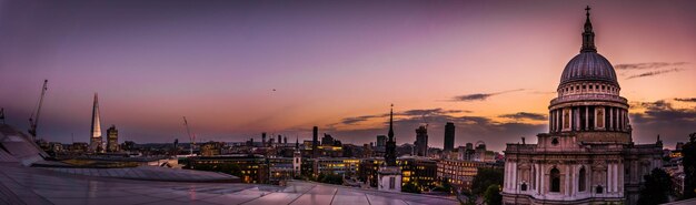 Uitzicht op de kathedraal tegen de hemel bij zonsondergang