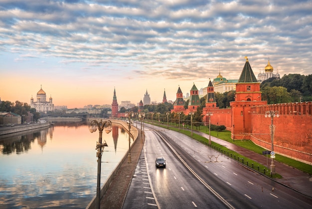 Uitzicht op de kathedraal van Christus de Verlosser, de Moskou-rivier en de torens van het Kremlin van Moskou