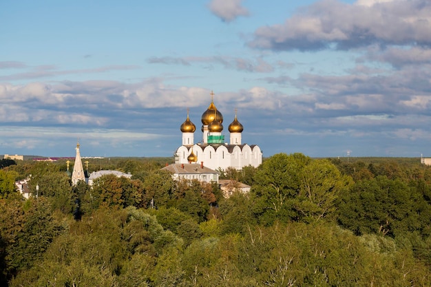 Foto uitzicht op de kathedraal van de veronderstelling tegen de blauwe hemel de stad jaroslavl, de toeristische gouden ring van rusland