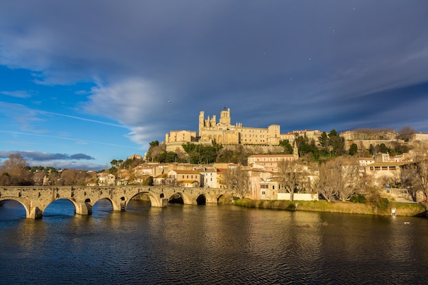 Uitzicht op de kathedraal van Saint Nazaire en de oude brug in Beziers