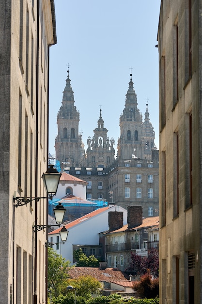 Uitzicht op de kathedraal van Santiago de Compostela door een stadsstraat.