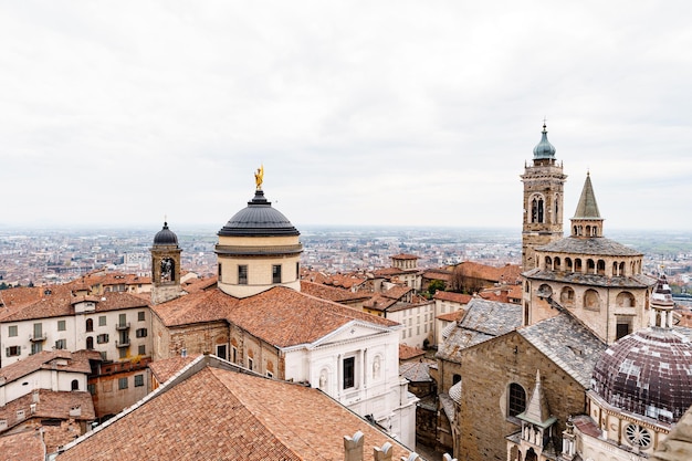 Uitzicht op de kathedraal van st alexander van bergamo en de basiliek van santa maria maggiore bergamo