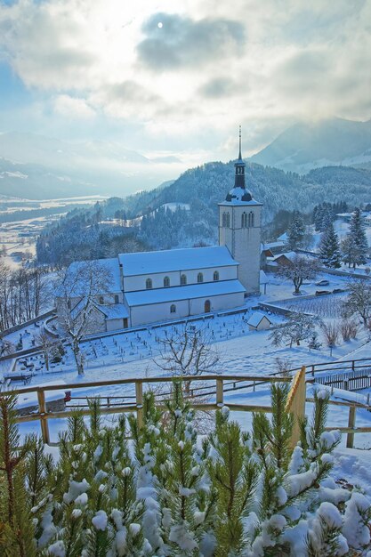 Uitzicht op de kerk in de buurt van het kasteel van Gruyere in de winter, Zwitserland