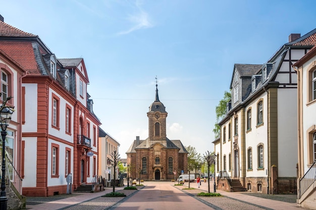 Uitzicht op de kerk tegen de lucht in de stad